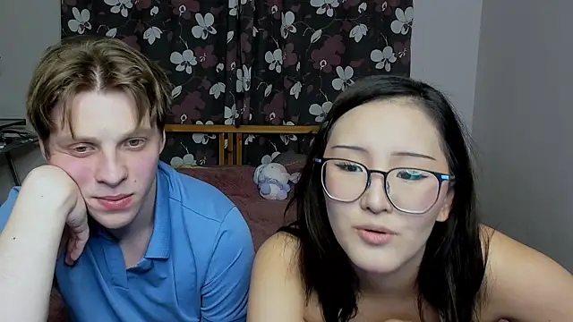 Snapshot of Blossomandbee chatting on 10/15/25, 06:05 Blossomandbee online show from 10/15/25, 06:05