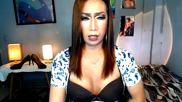 Snapshot of littleredbunny27 chatting on 06/07/26, 03:01 littleredbunny27 online show from 06/07/26, 03:01