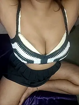 Snapshot of payal_mittal chatting on 10/17/25, 07:44 payal mittal online show from 10/17/25, 07:44