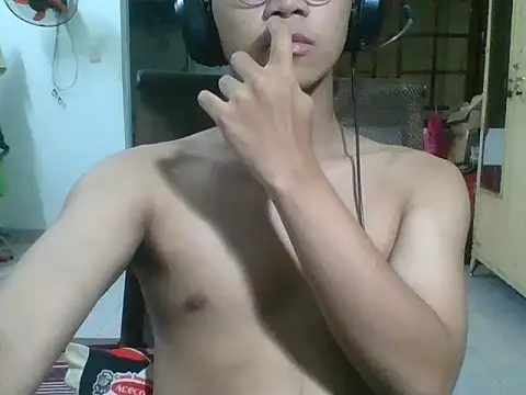 Snapshot of kave2033 chatting on 10/19/25, 03:26 kave2033 online show from 10/19/25, 03:26