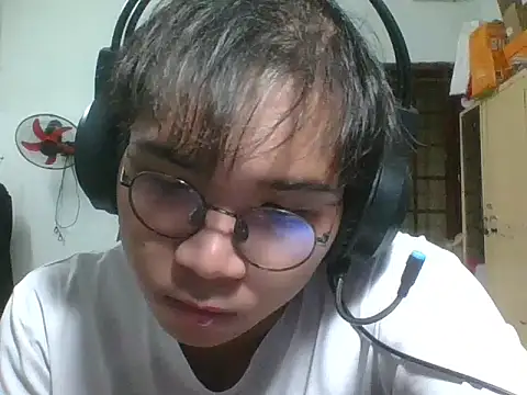 Snapshot of kave2033 chatting on 11/14/25, 03:37 kave2033 online show from 11/14/25, 03:37