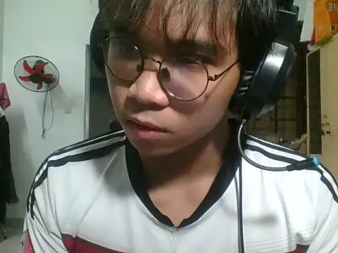 Snapshot of kave2033 chatting on 10/29/25, 03:33 kave2033 online show from 10/29/25, 03:33