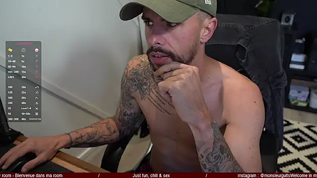 Snapshot of monsieurguitsxxx chatting on 10/24/25, 08:02 monsieurguitsxxx online show from 10/24/25, 08:02