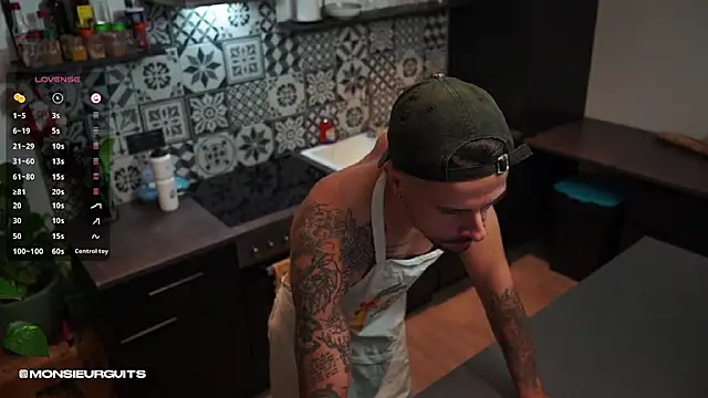 Snapshot of monsieurguitsxxx chatting on 11/07/25, 07:07 monsieurguitsxxx online show from 11/07/25, 07:07