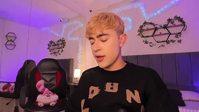 Snapshot of JustinCastiblanco chatting on 11/05/25, 11:24 JustinCastiblanco online show from 11/05/25, 11:24