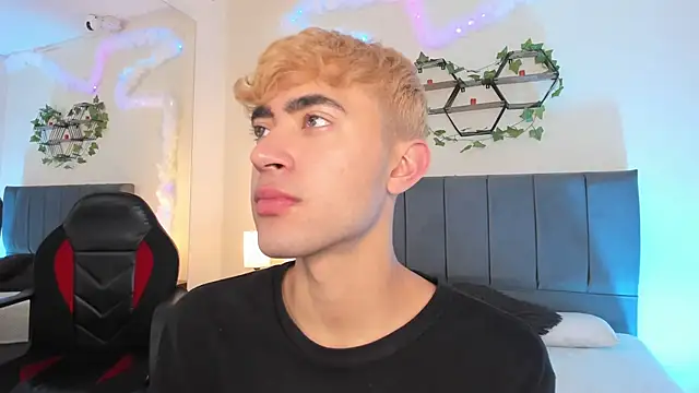 Snapshot of JustinCastiblanco chatting on 10/30/25, 11:30 JustinCastiblanco online show from 10/30/25, 11:30