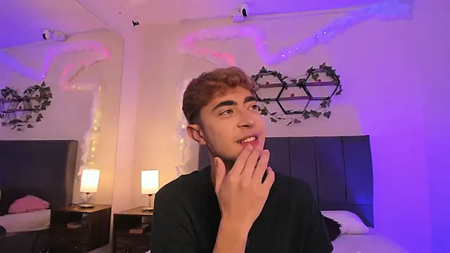 Snapshot of JustinCastiblanco chatting on 11/22/25, 11:53 JustinCastiblanco online show from 11/22/25, 11:53