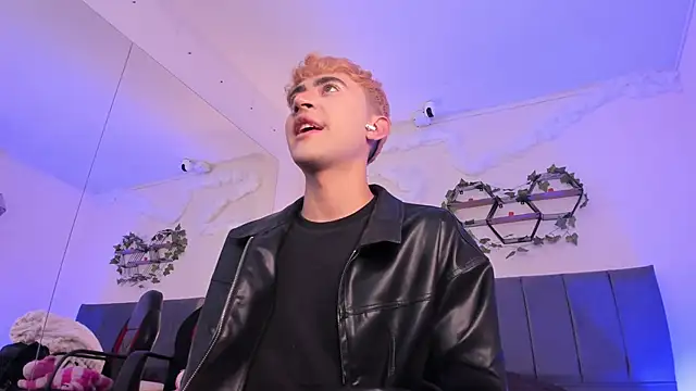 Snapshot of JustinCastiblanco chatting on 11/04/25, 11:25 JustinCastiblanco online show from 11/04/25, 11:25