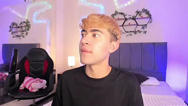 Snapshot of JustinCastiblanco chatting on 10/20/25, 11:33 JustinCastiblanco online show from 10/20/25, 11:33