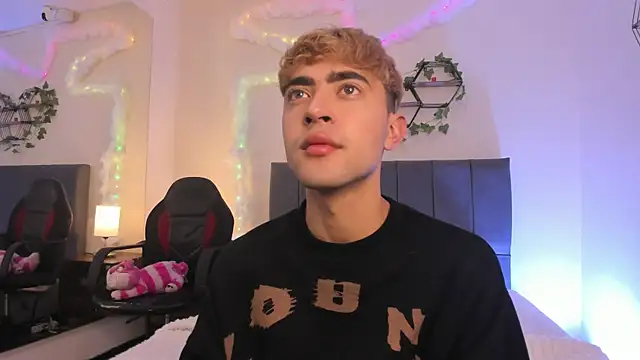 Snapshot of JustinCastiblanco chatting on 12/03/25, 11:20 JustinCastiblanco online show from 12/03/25, 11:20