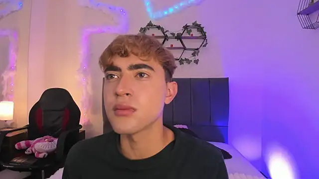 Snapshot of JustinCastiblanco chatting on 12/04/25, 11:31 JustinCastiblanco online show from 12/04/25, 11:31