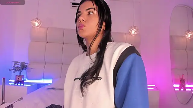 Emili  Jackson online show from 12/21/25, 04:03