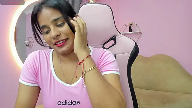 Snapshot of jazmin_lovee chatting on 10/21/25, 03:00 jazmin lovee online show from 10/21/25, 03:00