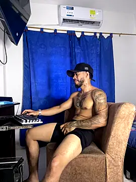 Snapshot of Kylian_Alessandro chatting on 01/05/26, 06:11 Kylian Alessandro online show from 01/05/26, 06:11