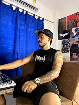 Kylian Alessandro online show from 10/24/25, 03:55