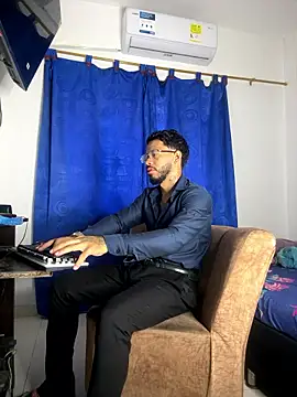 Snapshot of Kylian_Alessandro chatting on 01/11/26, 01:29 Kylian Alessandro online show from 01/11/26, 01:29