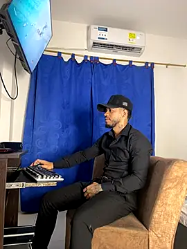 Kylian Alessandro online show from 12/15/25, 10:48