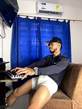 Kylian Alessandro online show from 11/18/25, 12:19