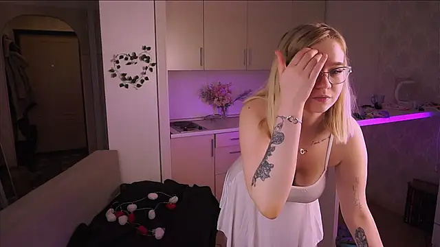 LesleyMil online show from 11/29/25, 10:37