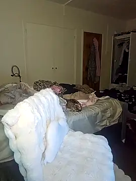 LucyMiax online show from 12/22/25, 12:44