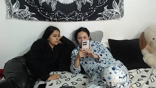 Snapshot of abby_n_emily chatting on 05/19/26, 01:29 abby n emily online show from 05/19/26, 01:29