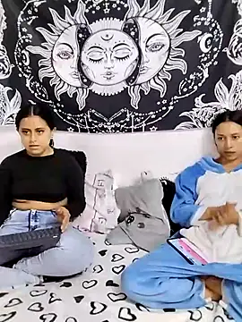 Snapshot of abby_n_emily chatting on 05/01/26, 01:16 abby n emily online show from 05/01/26, 01:16