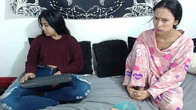 Snapshot of abby_n_emily chatting on 03/28/26, 01:45 abby n emily online show from 03/28/26, 01:45