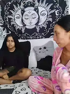 Snapshot of abby_n_emily chatting on 05/27/26, 01:29 abby n emily online show from 05/27/26, 01:29