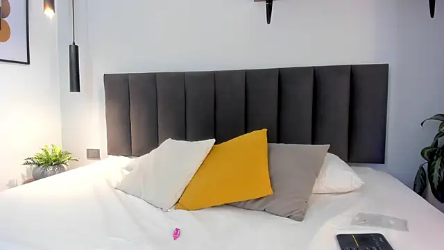 AilanaCortes online show from 10/31/25, 12:02