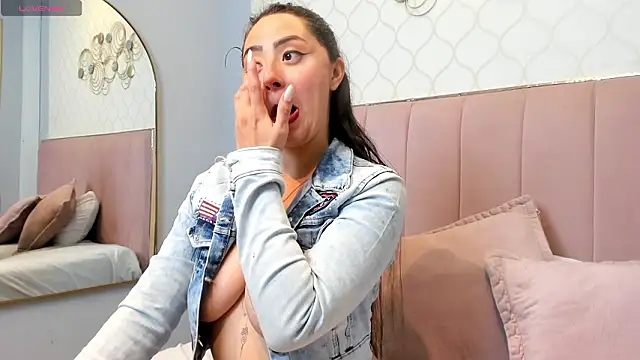 JuliethCruz  online show from 02/06/26, 07:54