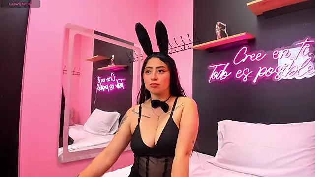 JuliethCruz  online show from 10/31/25, 05:09