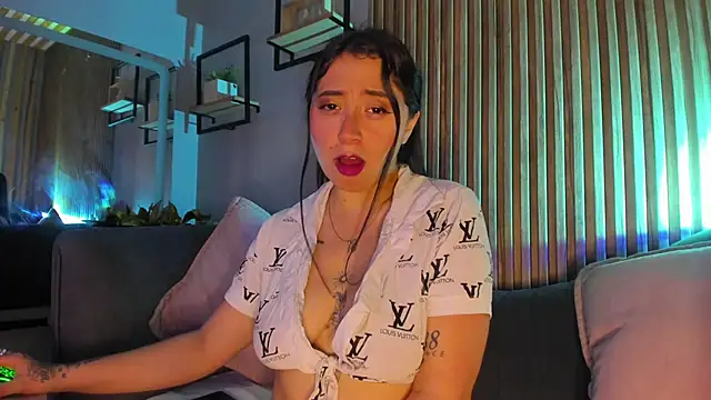 Snapshot of JuliethCruz_ chatting on 06/18/26, 07:30 JuliethCruz online show from 06/18/26, 07:30
