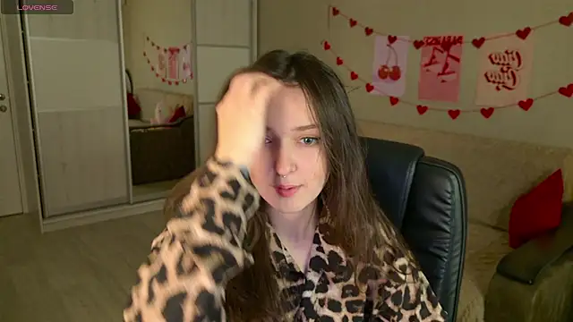 Snapshot of BellaSink chatting on 10/28/25, 05:18 BellaSink online show from 10/28/25, 05:18