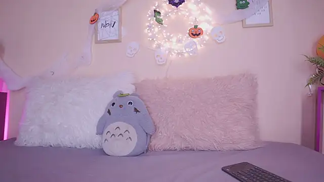 Meggie  online show from 10/28/25, 11:14