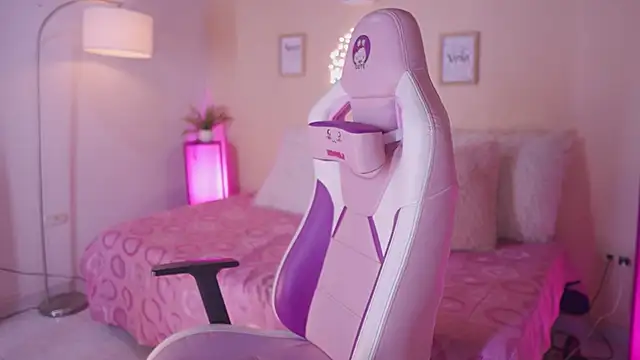 Meggie  online show from 11/24/25, 11:16