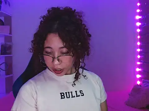 Snapshot of Medussa3033 chatting on 11/08/25, 02:04 Medussa3033 online show from 11/08/25, 02:04