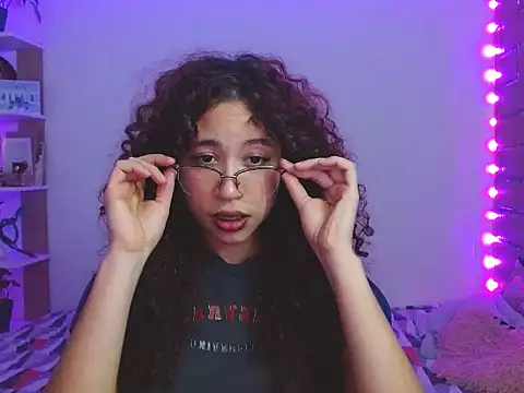 Snapshot of Medussa3033 chatting on 11/28/25, 01:17 Medussa3033 online show from 11/28/25, 01:17