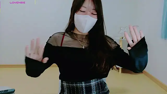 TSUKI circle online show from 12/18/25, 02:32