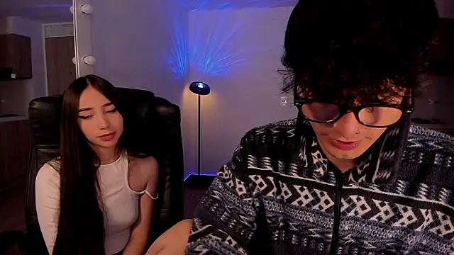 Snapshot of Mikeyvioleta_ chatting on 11/22/25, 08:51 Mikeyvioleta online show from 11/22/25, 08:51