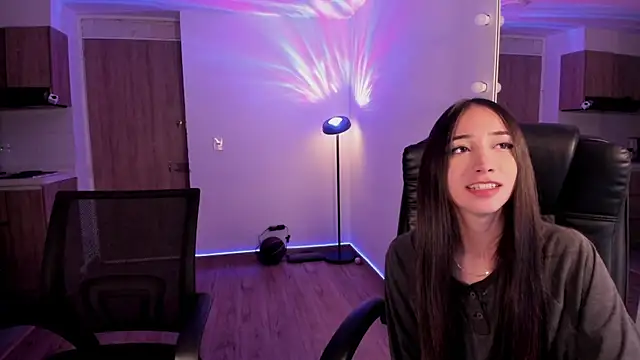 Snapshot of Mikeyvioleta_ chatting on 12/21/25, 03:08 Mikeyvioleta online show from 12/21/25, 03:08