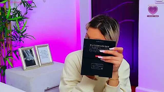 Snapshot of AriannaSins chatting on 09/25/25, 12:11 AriannaSins online show from 09/25/25, 12:11