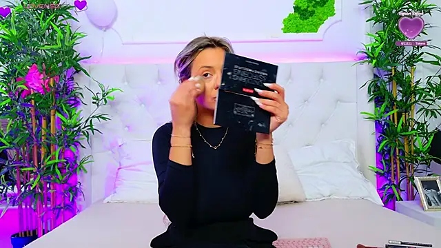 Snapshot of AriannaSins chatting on 10/07/25, 02:51 AriannaSins online show from 10/07/25, 02:51