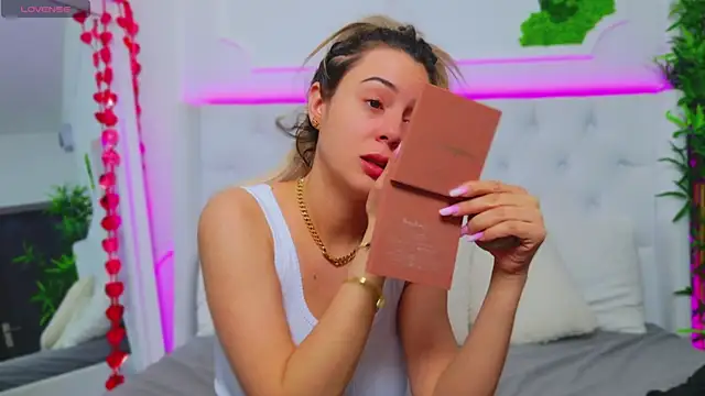 Snapshot of AriannaSins chatting on 03/22/25, 05:39 AriannaSins online show from 03/22/25, 05:39