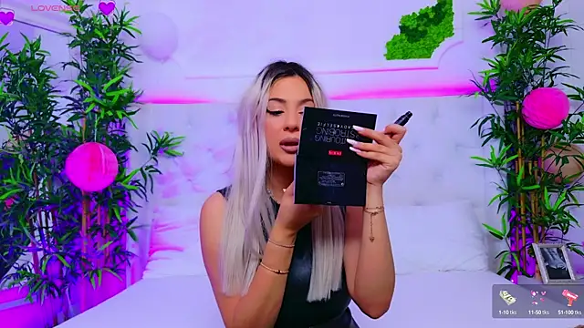 Snapshot of AriannaSins chatting on 09/22/25, 12:33 AriannaSins online show from 09/22/25, 12:33