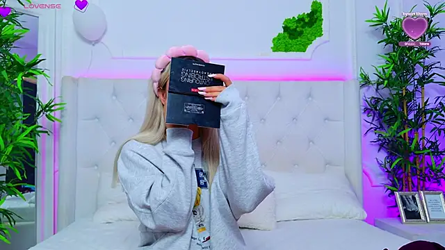 Snapshot of AriannaSins chatting on 09/29/25, 12:22 AriannaSins online show from 09/29/25, 12:22