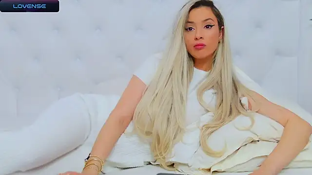 Snapshot of AriannaSins chatting on 02/24/25, 04:15 AriannaSins online show from 02/24/25, 04:15