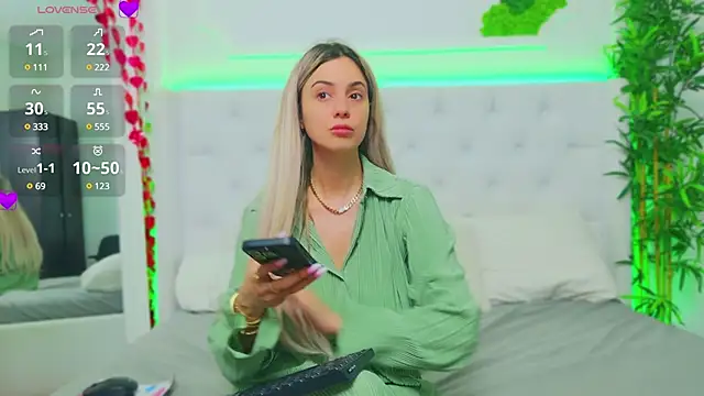 Snapshot of AriannaSins chatting on 03/18/25, 01:44 AriannaSins online show from 03/18/25, 01:44