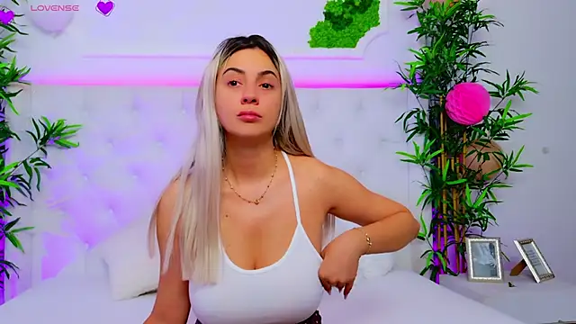 Snapshot of AriannaSins chatting on 09/24/25, 12:22 AriannaSins online show from 09/24/25, 12:22