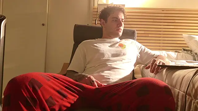 Snapshot of KevinWolf777 chatting on 12/03/25, 01:39 KevinWolf777 online show from 12/03/25, 01:39