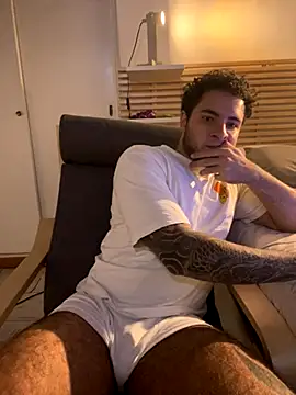 Snapshot of KevinWolf777 chatting on 10/21/25, 04:34 KevinWolf777 online show from 10/21/25, 04:34